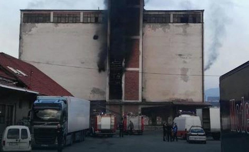 Požar u skladištu u Tuzli, četiri vatrogasne ekipe gase vatrenu stihiju