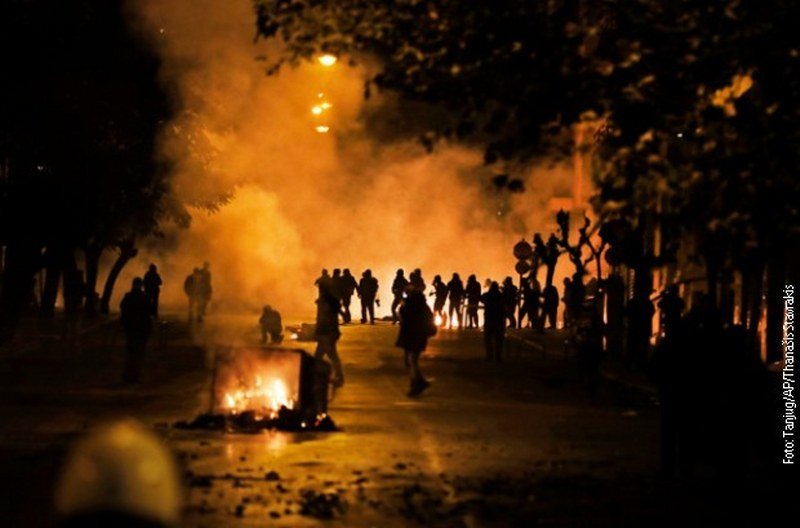 Počasni marš u Atini uz incidenate