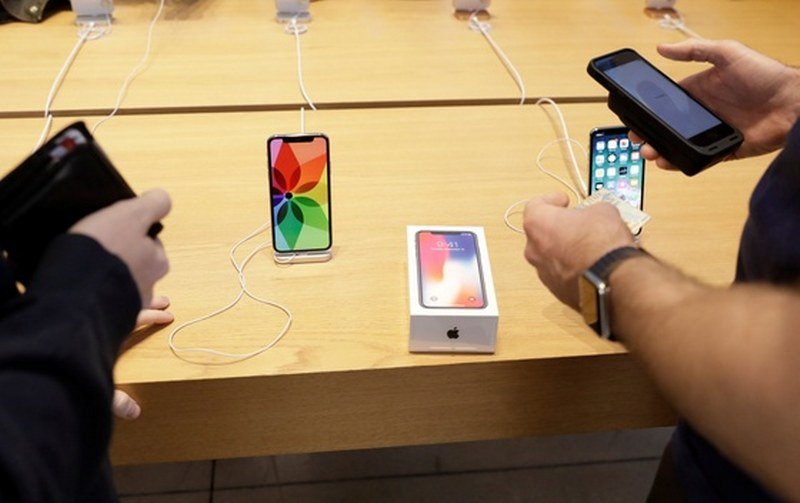 Rusi poludjeli za novim Ajfonom: Mjesto u redu za čekanje skuplje i od telefona