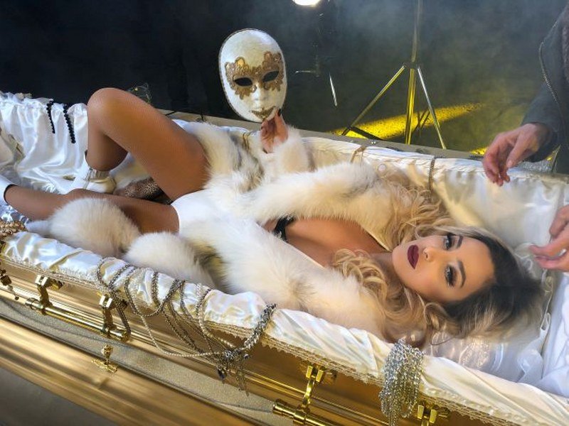 Maya Berović u mrtvačkom kovčegu snimala spot