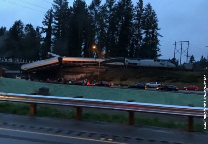 Voz sleteo sa nadvožnjaka kod Sijetla, ima mrtvih