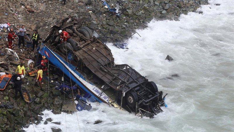 Iz olupine autobusa izvučeno 51 tijelo 
