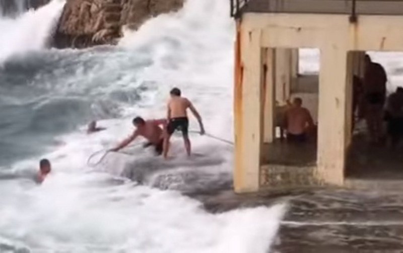 Prejaki talasi donijeli tragediju: Dva kupača se utopila u Rijeci