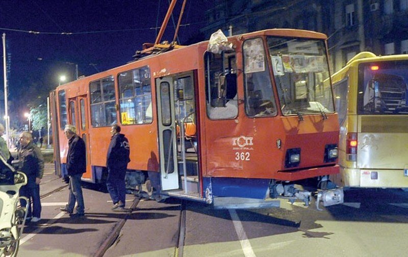 Muškarcu pozlilo u tramvaju, pa preminuo na ulici
