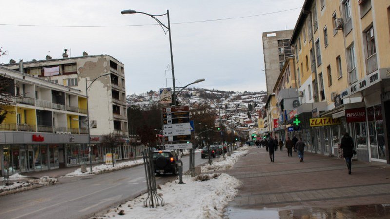 Premlatili Dobojliju, oteli mu automobil i pobjegli