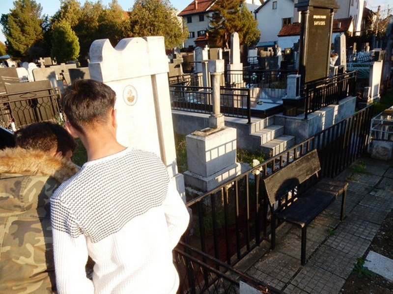 Tragedija: Nadgrobni spomenik pao na dječaka i usmrtio ga