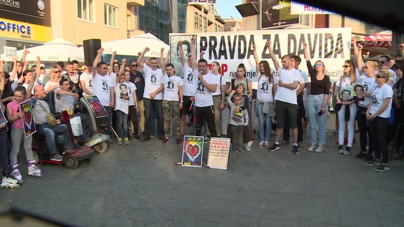 -Istina, sine, kad sazriju dunje-