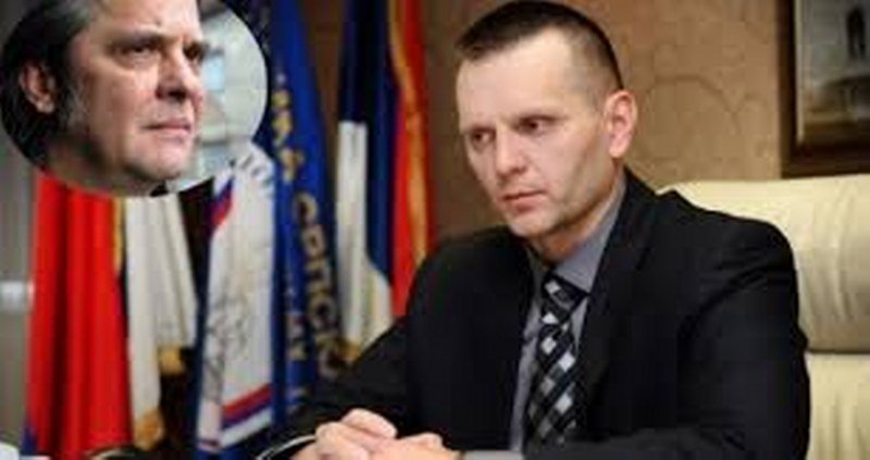 Dejan Mitrić komanduje odredom za praćenje Davora Dragičevića i odredom policijskih botova koji vrijeđaju Ubijenog Davida i njegove roditelje