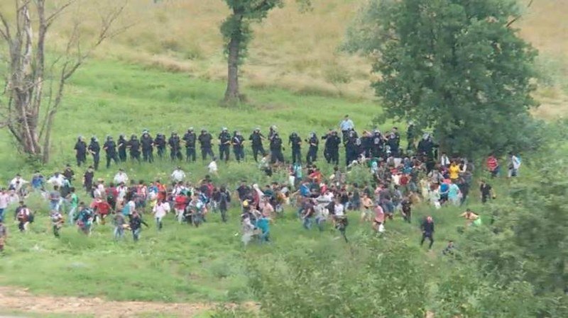 Drama na granici BiH i Hrvatske: Migranti neće da napuste prelaz - hrvatska policija podigla helikoptere