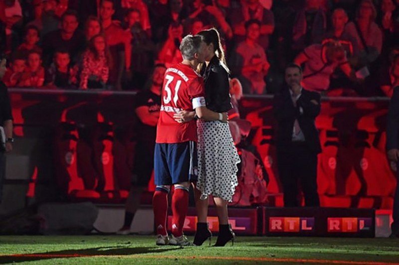 Bastijanu Švajnštajgeru na završetku karijere se poklonila cijela -Alijanc Arena-