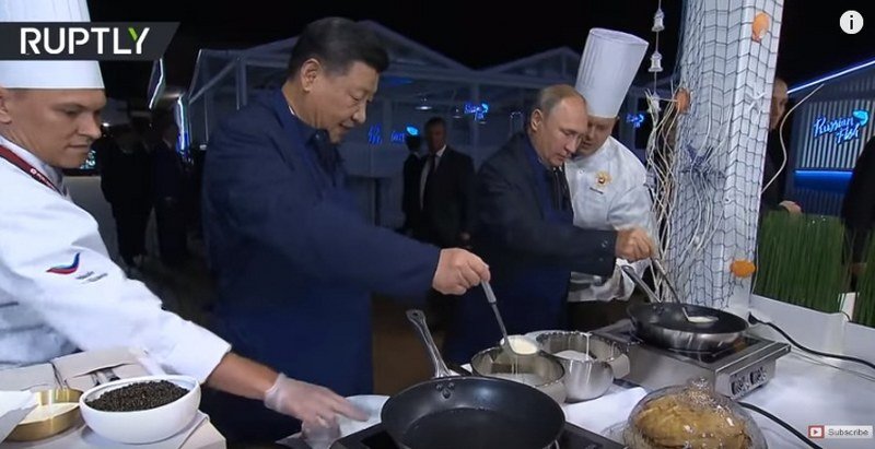 Putin i Si Đinping pržili palačinke (Video)
