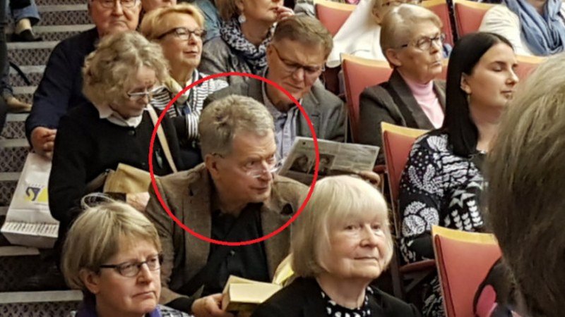 Ovo na slici je predsjednik Finske koji je na predavanju sjeo na stepenice jer na stolicama nije bilo mjesta  