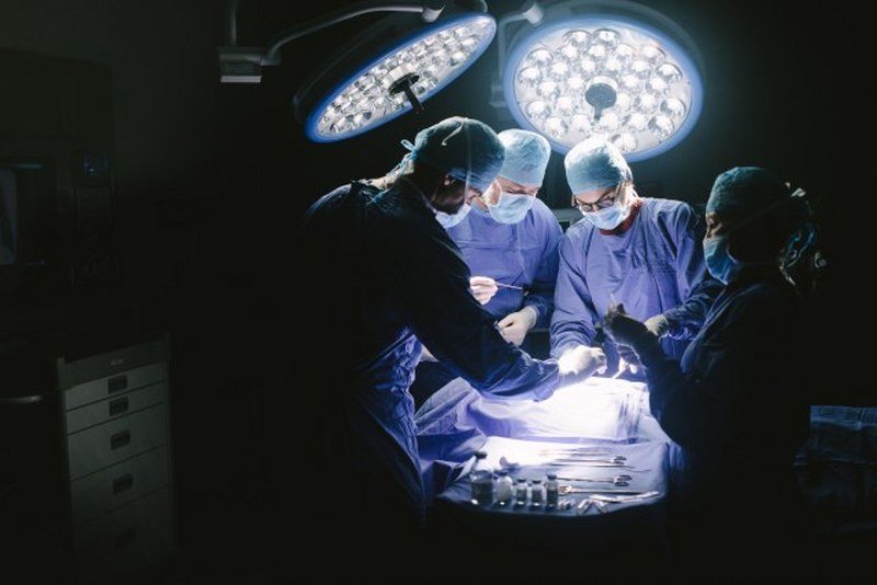 Dve godine od amputacije, transplantirane su joj nove šake