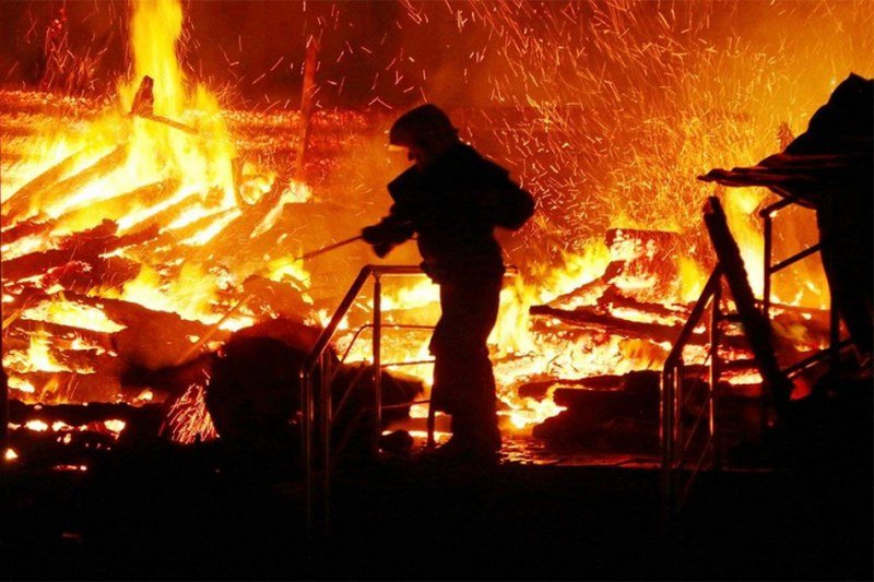 Nebo kod Kijeva crveno - Gori fabrika oružja