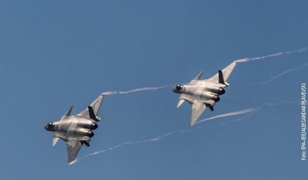 Kina prvi put prikazala nove projektile u avionima J-20