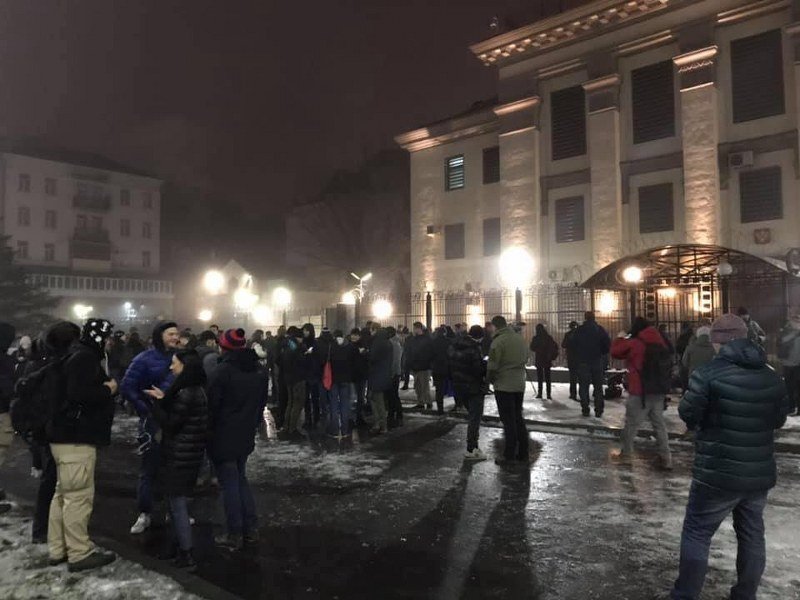 Napadnuta ruska ambasada u Kijevu, osoblje u životnoj opasnosti, proglašeno ratno stanje!