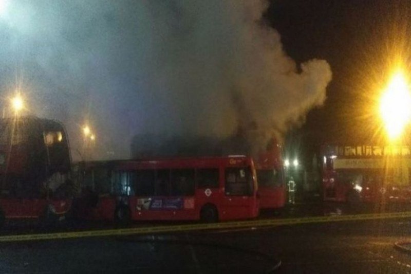London - Eksplozija i požar u garaži autobusa