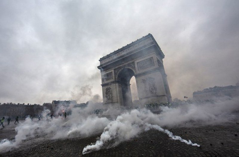 Pariz se plaši -puča- 89.000 policajaca -brani- Francusku