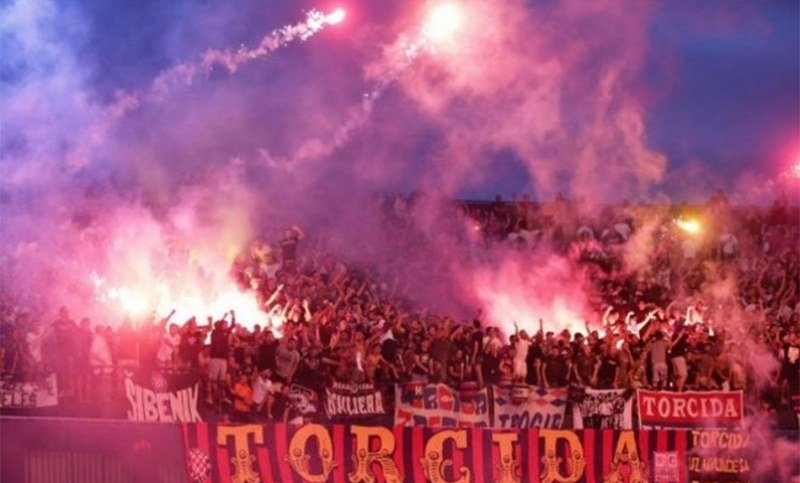 Revolucija u Hrvatskoj - Tuče -Torcide- i -Bed blu bojsa- u kavezu