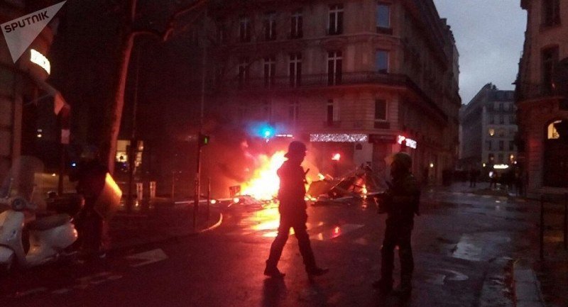 Zatvarala prozore, pogodio je suzavac sa protesta i ubio