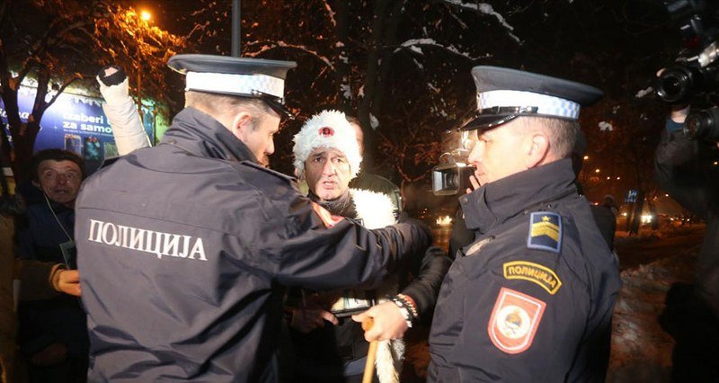 -Pravda za Davida- 267. dan: Davor Dragičević uz pratnju građana stigao ispred Skupštine i uzvikuju -Lukaču ubico- (Video) 