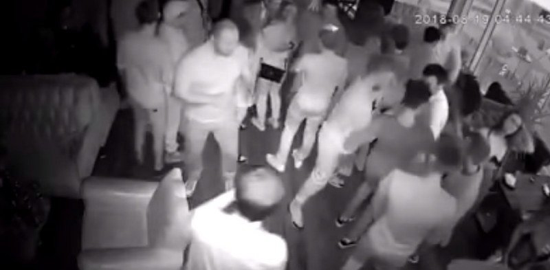 Noć u ruskom klubu - Odgurnut, pa prebio pola kafane (Video)