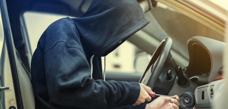 Kradljivac iz obijenog automobila pozvao policiju da ga spasi