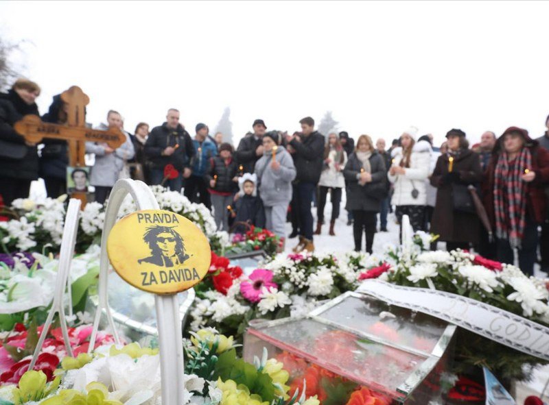 Građani na grobu Davida Dragičevića