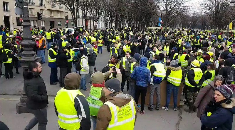 Parizom šetalo 5.000 žutih prsluka