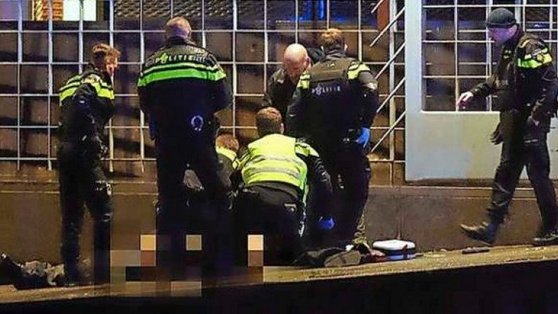 Drama u Amsterdamu - Policija upucala muškarca nasred ulice (Video)