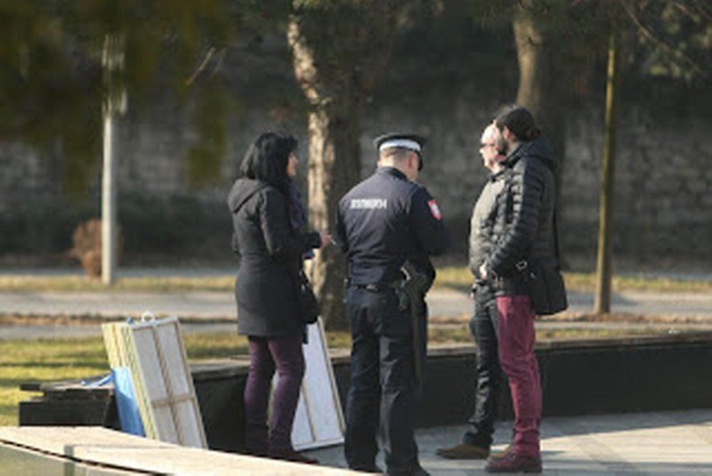 Hunta utjeruje strah i danju i noću - Svaka grupa od tri osobe legitimisana -Čiste ulice- za šefa Hunte i njegovu Marionetu