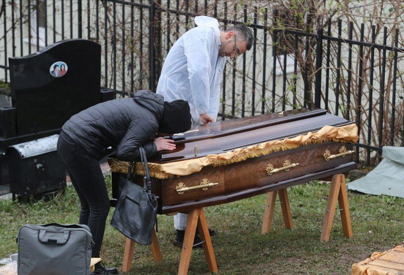 Potresni trenuci u Banja Luci - Majka Suzana ponovo se oprašta od ubijenog sina Davida (Video)