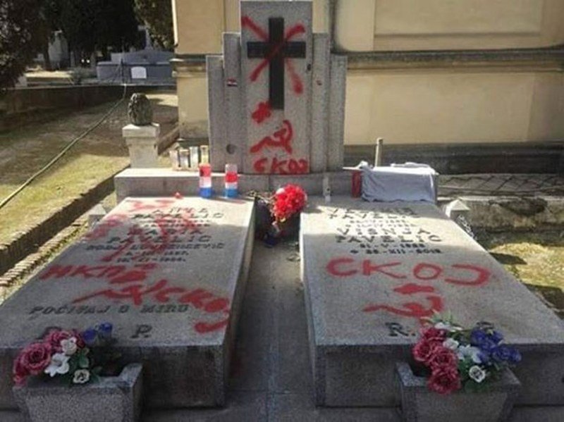 Komunisti i Fašisti, isti, isti - Na grobu ustaškog poglavnika Ante Pavelića iscrtane petokrake, skraćenice -SKOJ-