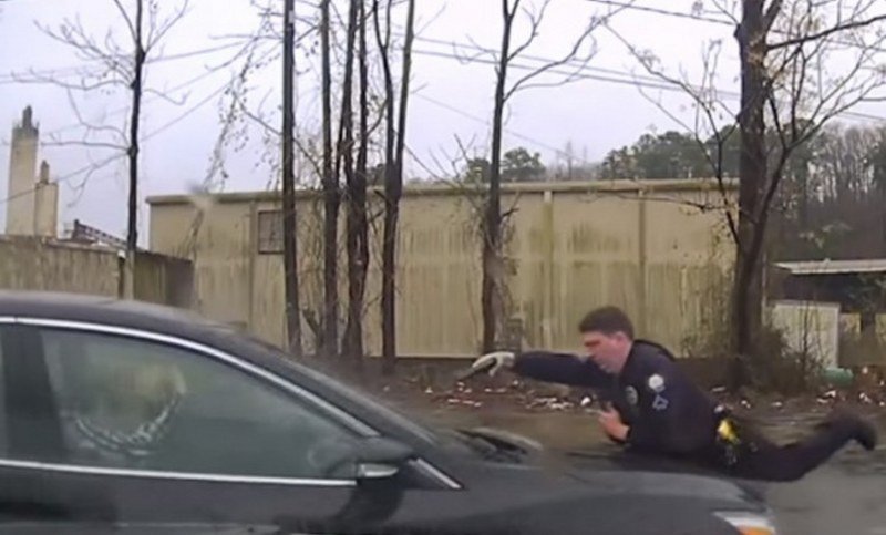 Policajac u vozača ispalio 14 metaka (Video)