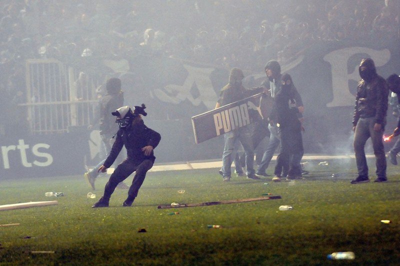 Haos u Atini - Prekinut derbi Panatinaikos-Olimpijakos (Video)