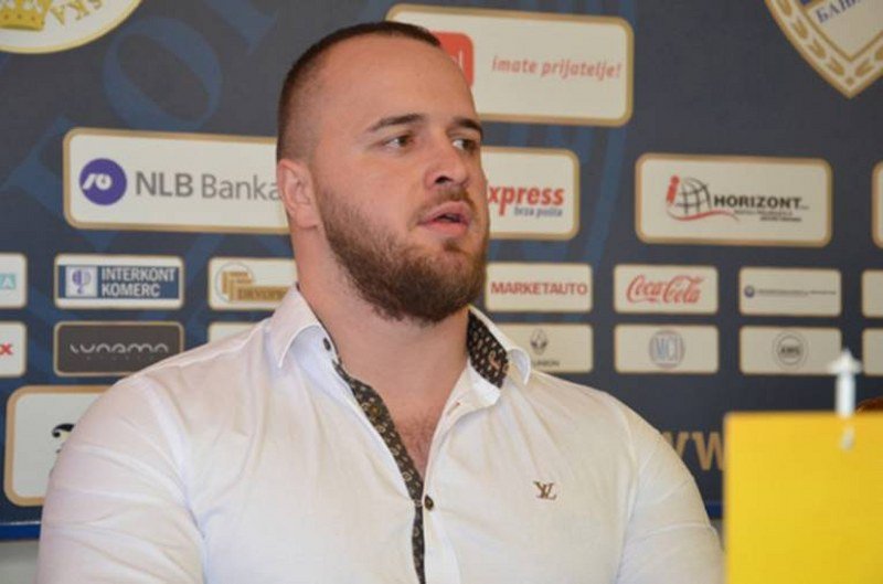 Novi uznemirujući snimci iz Banjaluke - Dejan Kostić Dela, štićenik Dodikovog SNSD-a u -akciji- (Video)