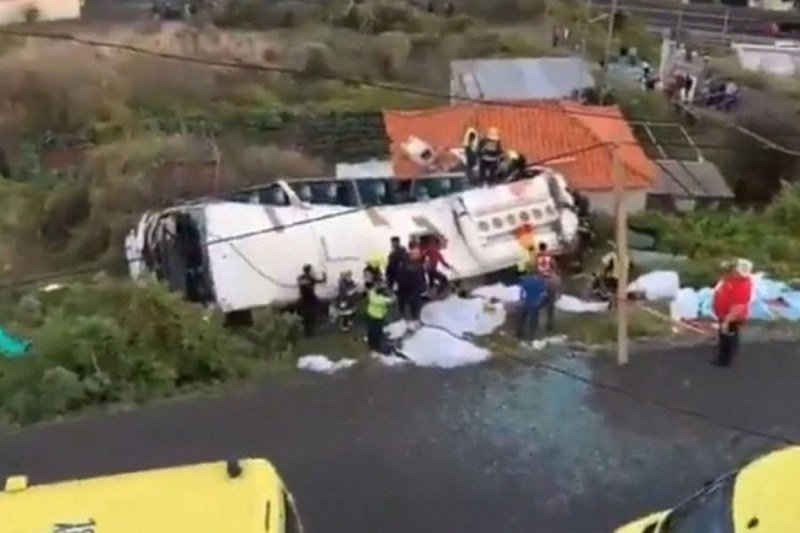 Stravično - Najmanje 28 ljudi poginulo je u nesreći turističkog autobusa