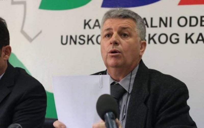 Haos u Sanskom Mostu - SDA demokratija - Asim Kamber pištoljem prijetio novinaru Midhu Dediću