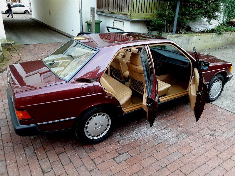 Prodaje se Mercedes iz 1986. godine, prešao samo 462 kilometra