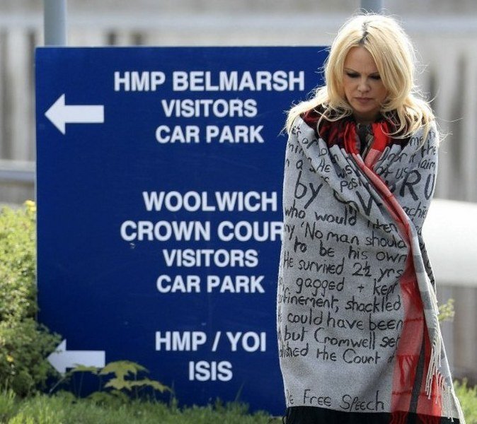 Pamela Anderson posetila Asanža u zatvoru