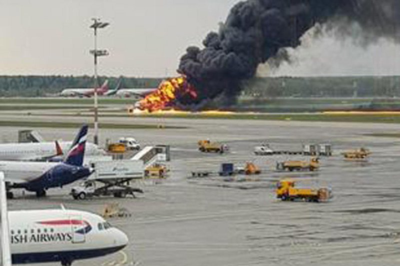 Poginulo 13 osoba kada se zapalio avion