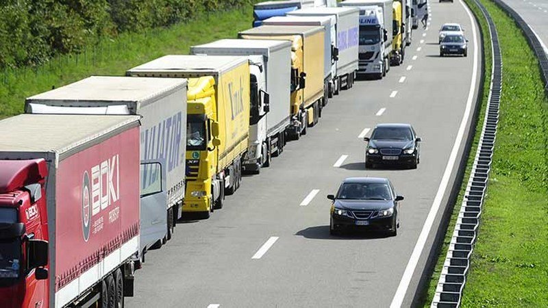 Fali im čak 60.000 radnika - Njemački špediteri po parkinzima traže vozače kamiona