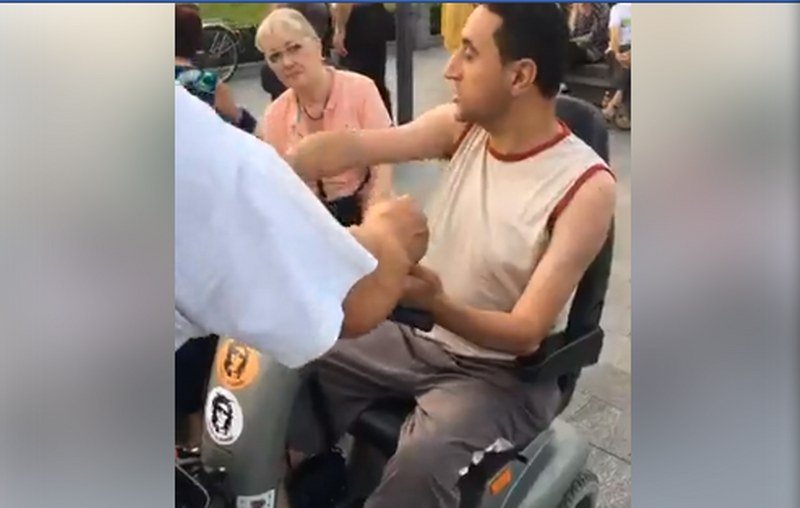-Pravda za Davida- 443.dan: Čovjeka u invaldiskim kolima vratila Lukačeva policija, zbog naljepnica sa Davidovim likom (Video)