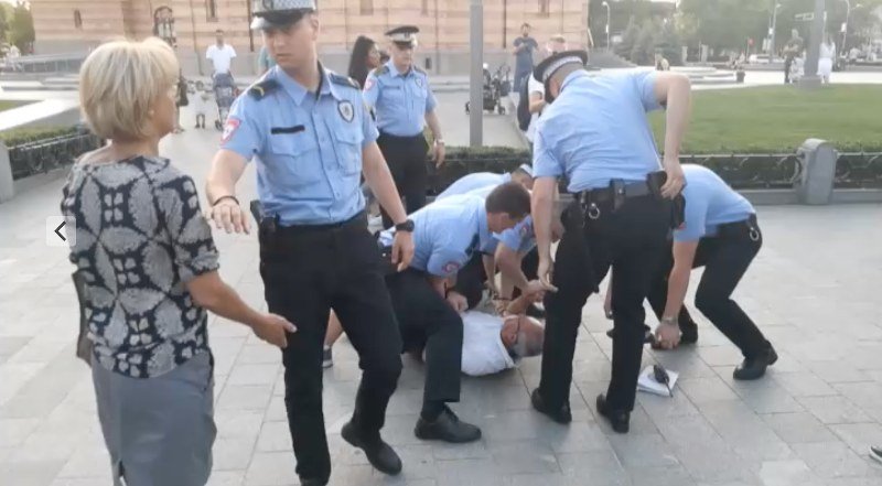 Reagovala i ambasada Švedske - Sinoćnje privođenje Brune Batinića u centru Banjaluke diglo region na noge