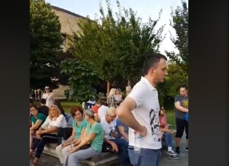 -Pravda za Davida- 474.dan - Majka Suzana ispred dvorišta Hrama - Nema empatije za roditelje koji su izgubili djecu (Video)