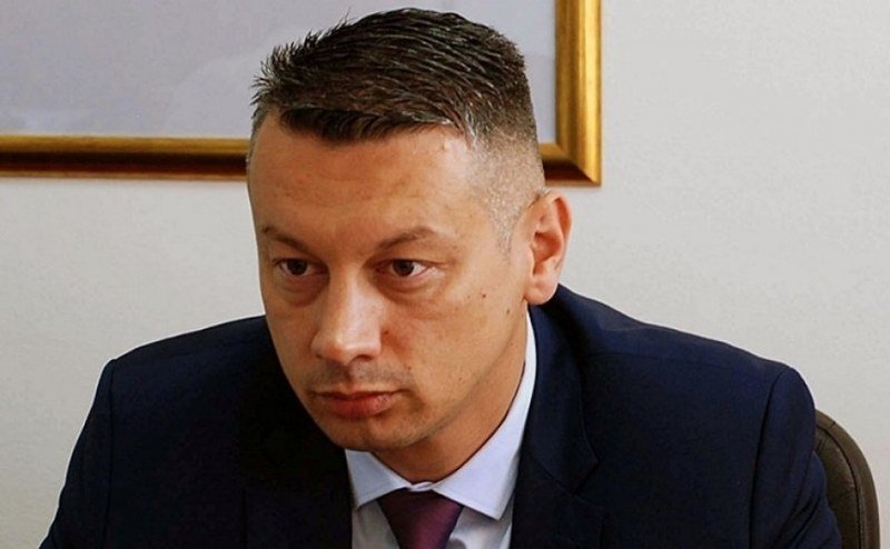 Ima se, može se, sa grbače naroda - Putevi Republike Srpske - Direktor Nešić potrošio 180 hiljada maraka na nove službene limuzine