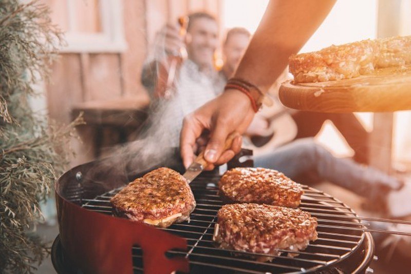 Veganka tužila komšije koji roštiljaju u dvorištu, a oni su rešili da joj se osvete