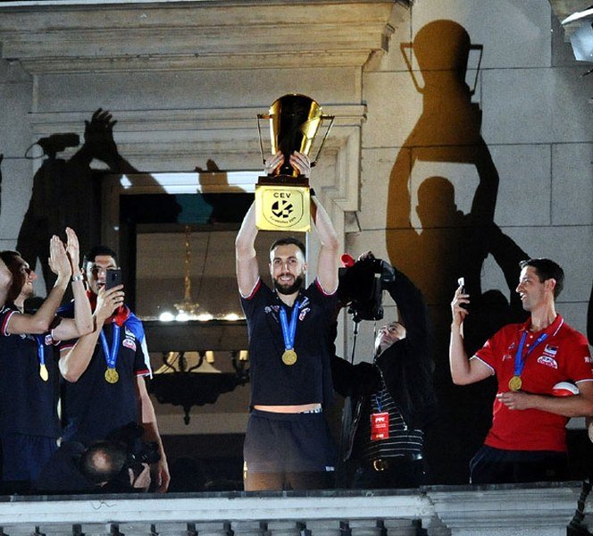 Novo zlato, novi doček, emocije odbojkaša na balkonu Skupštine grada Beograda