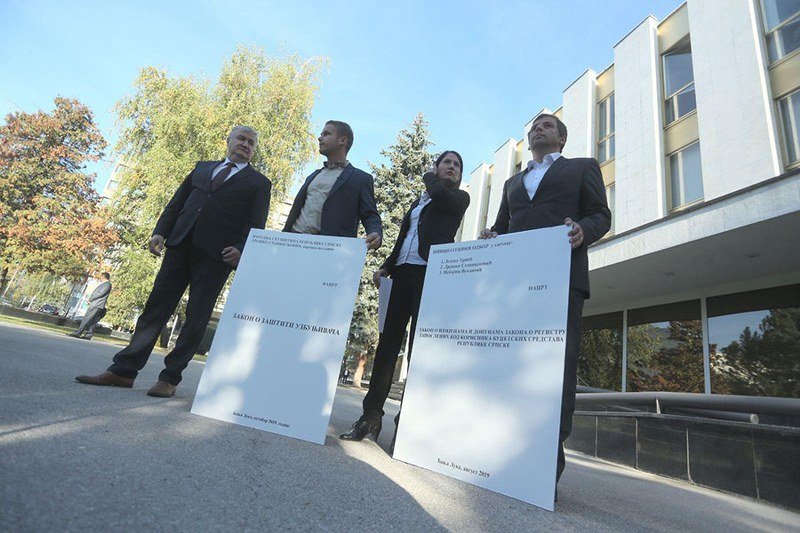 Poslanici Vukanović, Trivić i Stanivuković ispred parlamenta Srpske prezentovali zakone skinute sa dnevnog reda