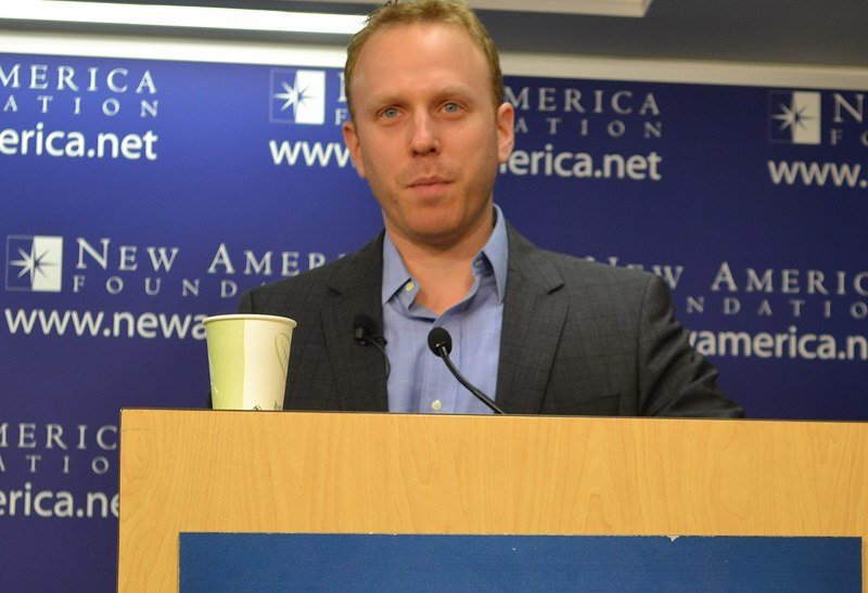 SAD: Pod apsurdnim optužbama uhićen poznati novinar Max Blumenthal